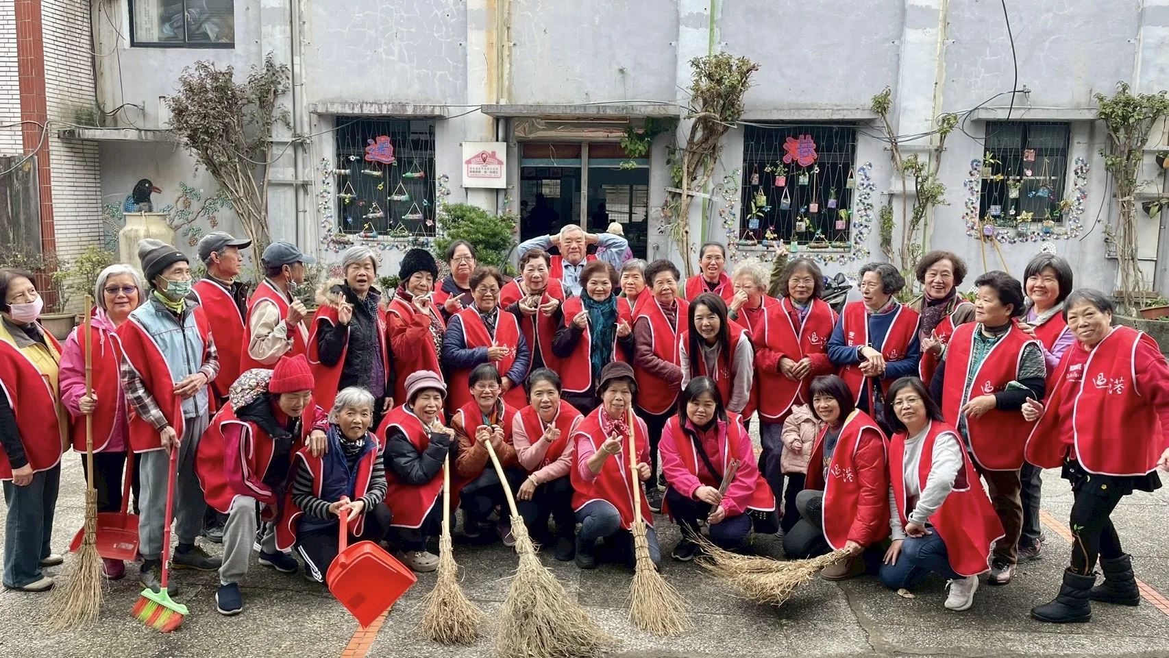 社區居民帶著清掃工具合影