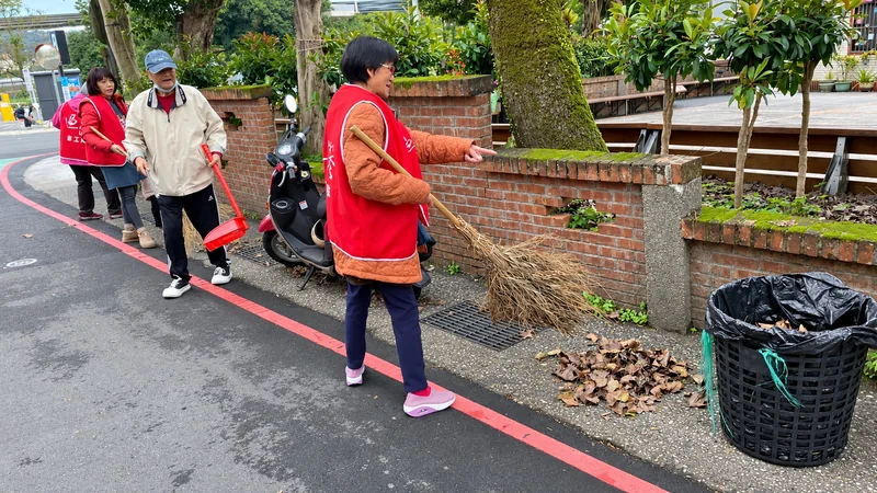 志工一起清掃社區街道
