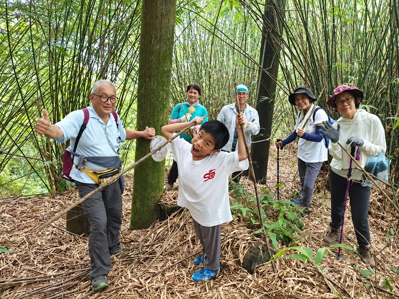居民一起整理竹林環境